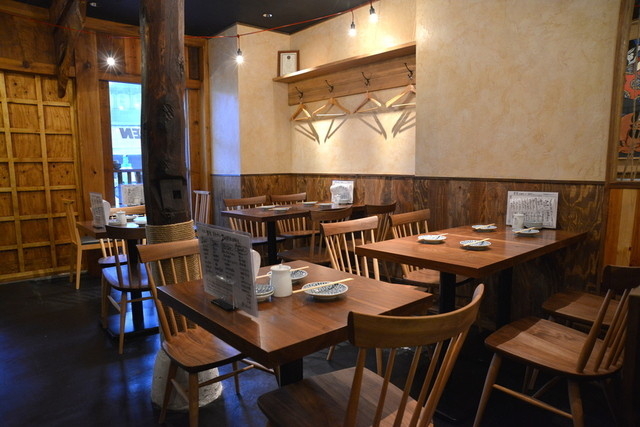 木のぬくもりを感じる店内