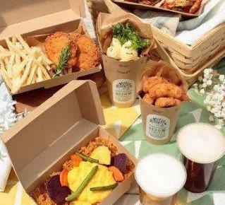 ソーシャルディスタンスを取ってテラスで