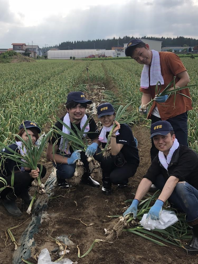 青森の生産者様と、にんにくの収穫も!!