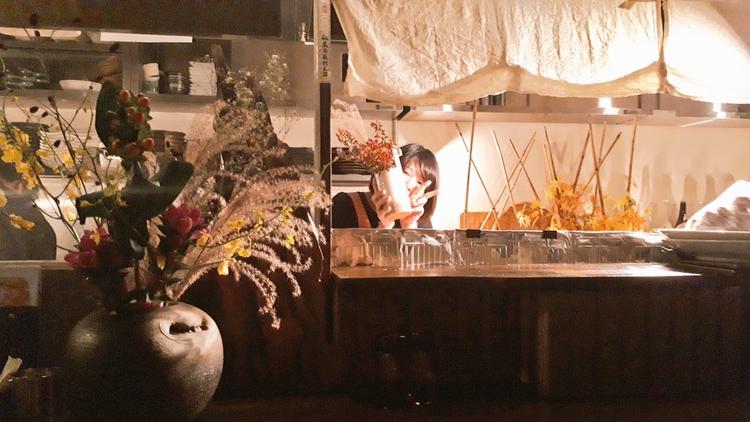 おかみお手製の生花が店内を飾ります。