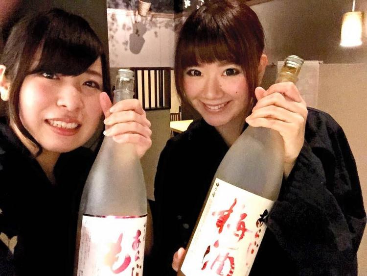 制服は和装で女性の多い職場です。