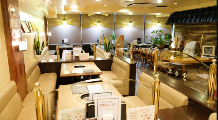 広くて明るい店内は笑い声であふれています