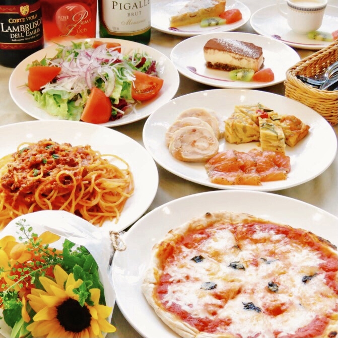 前菜、パスタ、ピザ等豊富な料理を用意