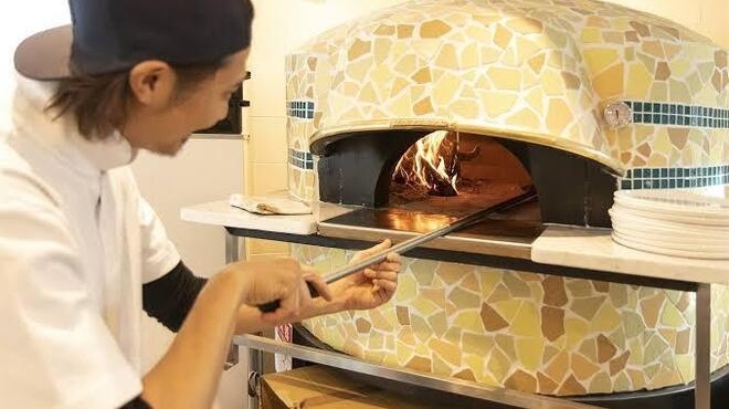 石窯で焼き上げる人気のマルゲリータ