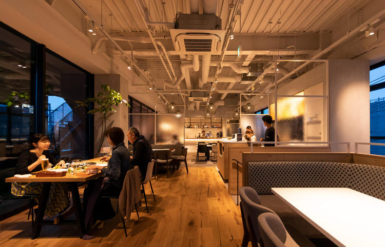 広々としたゆとりある店内