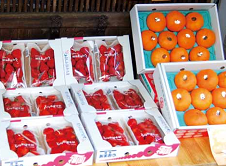 店頭で野菜やフルーツの販売も!