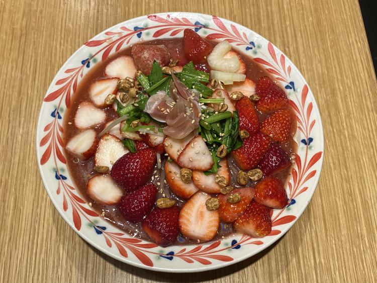 季節の限定麺(イチゴの冷麺)