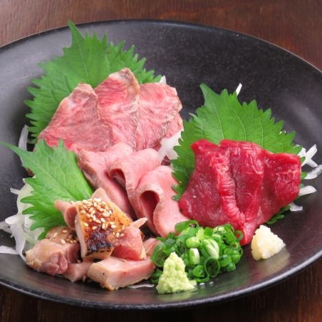 当店といえばコレ!人気の肉刺し盛り