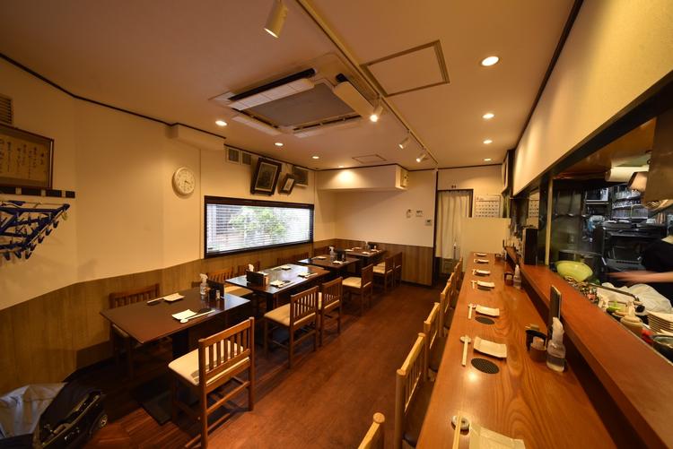 店内カウンター10席、テーブル15席