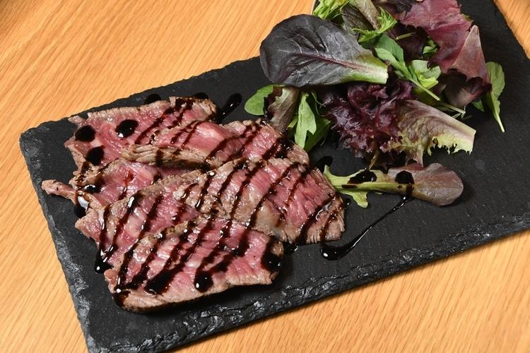 トレンドの「肉バル」メニューも◎