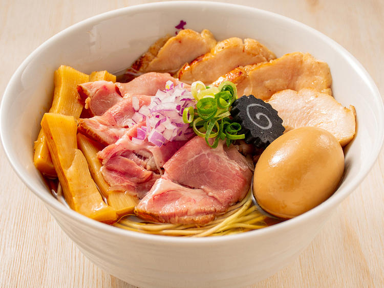 炭火焼鯵煮干のスープも人気です◎