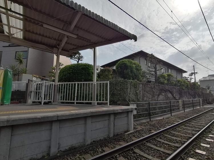 江ノ電の駅のそば。線路の横!