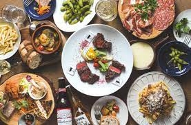 県内11店舗の人気飲食店の料理がずらり