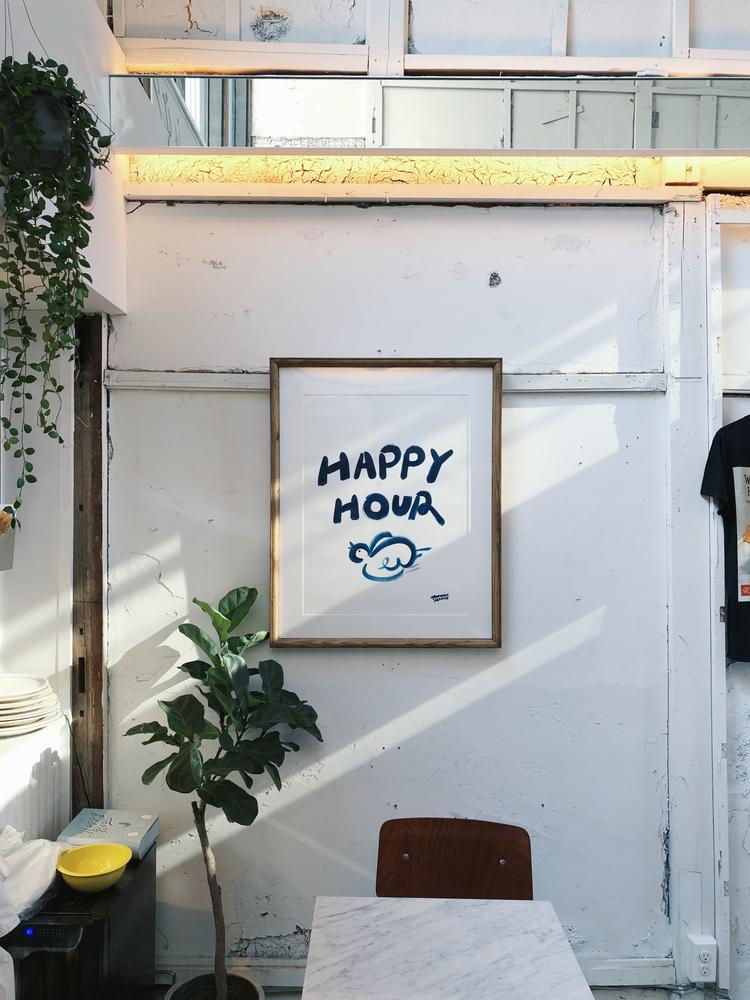 アートやアンティークの家具が揃う店内