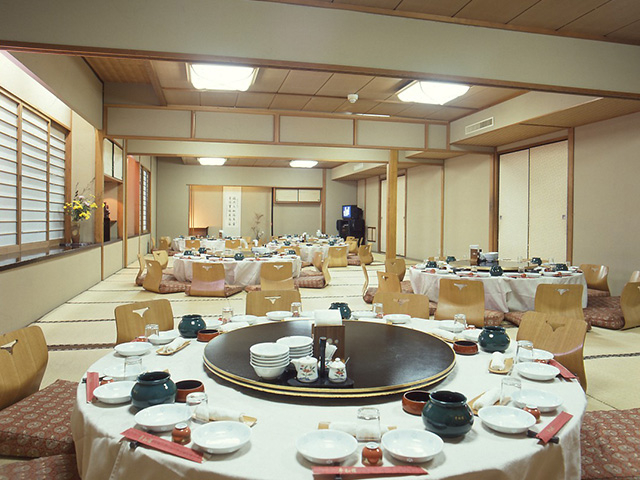 大広間でのお食事も