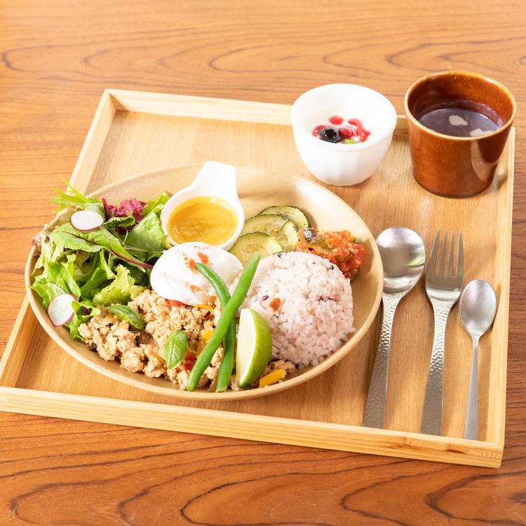 旬野菜を使ったガパオプレート
