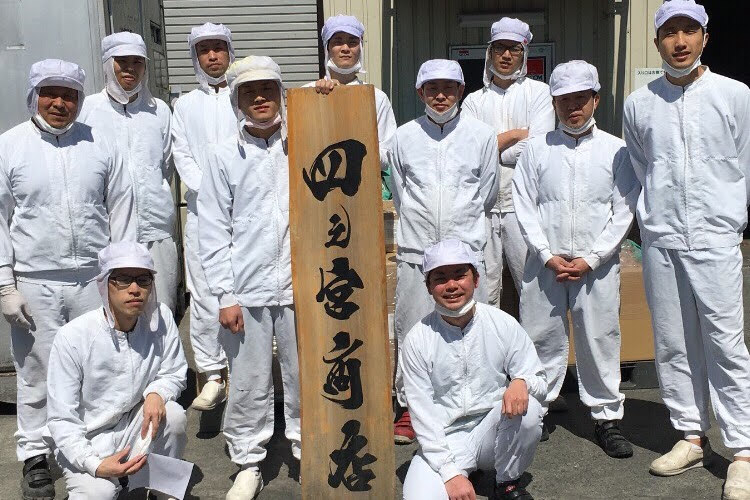 麺・スープなどは自社工場で製造