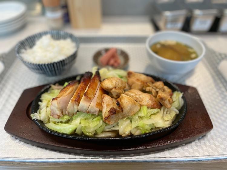 ランチタイムは鉄板定食の食堂です