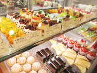 ショーケースにはケーキがズラリ!