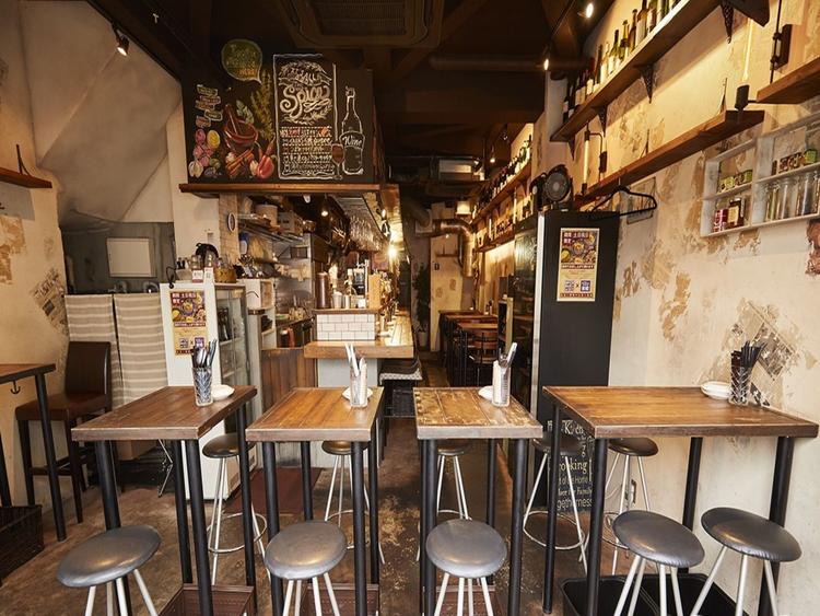スパイス香る店内は個室含め40席ほど♪