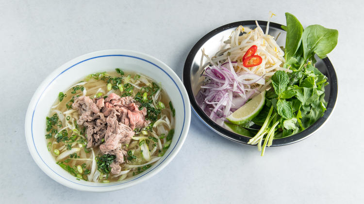 フォー・ボー。野菜は別皿。