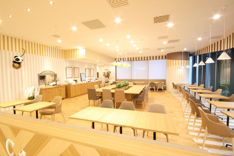 約70席の明るい店内