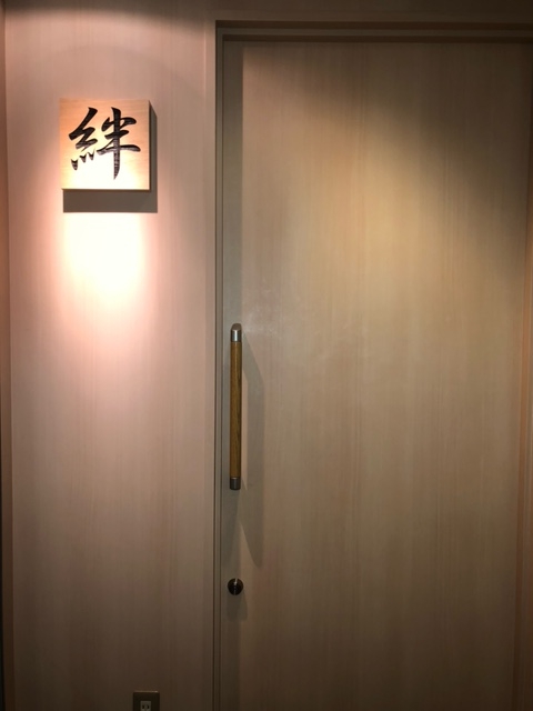 ビルの地下にある落ち着いた大人のお店です