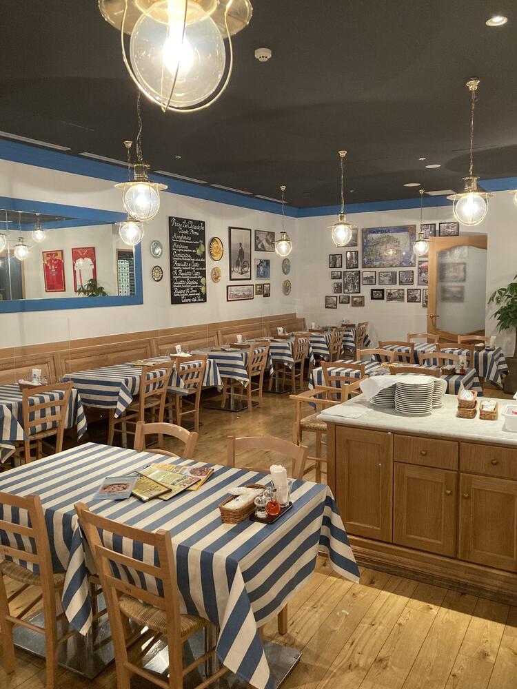 まるでナポリにいるような店内
