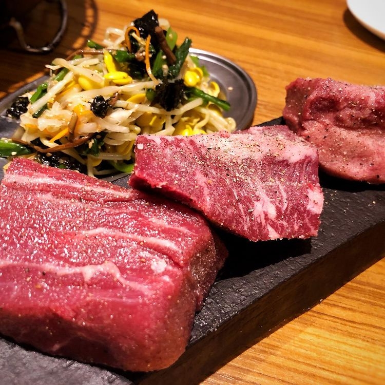 名物「ぶ厚い3兄弟」はSNS映えも抜群☆