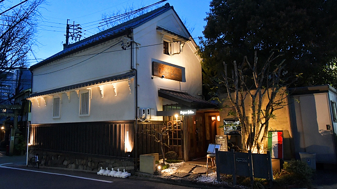 2階建ての蔵を改装した趣ある空間