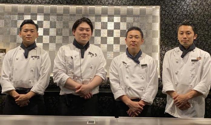 私達がお客様の目の前で調理をします。