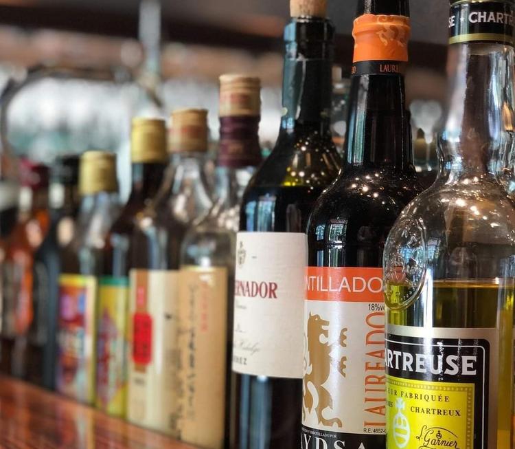 幅広くアルコールをペアリングします