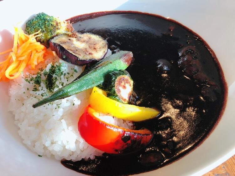 ムッシュ独自ブレンドの黒カレー