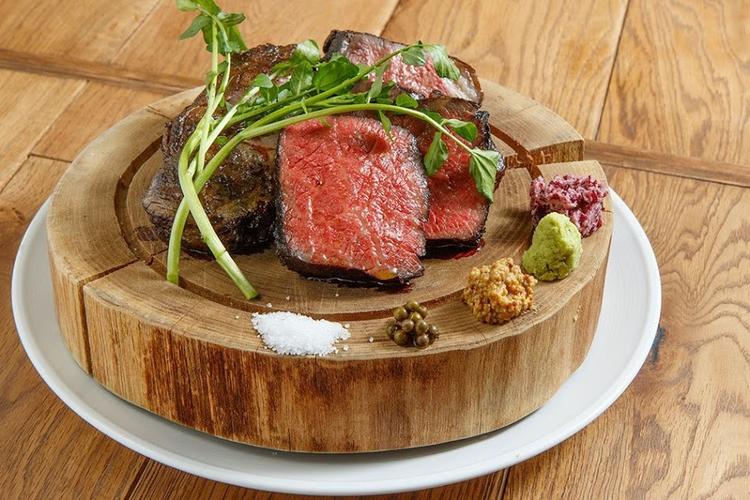 名物!かたまり肉の盛り合わせ!