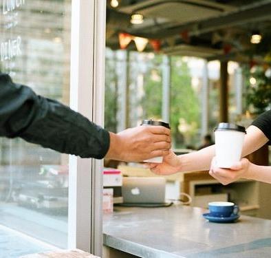 コーヒーと会話で楽しい時間を