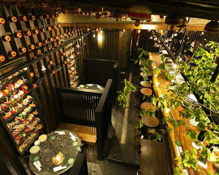 店名の由来【コマ】がズラリの店内!