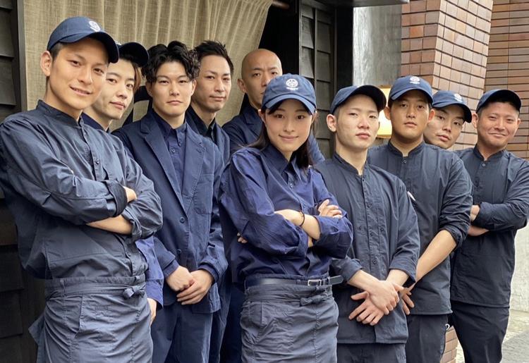スタッフの制服の公式撮影の風景