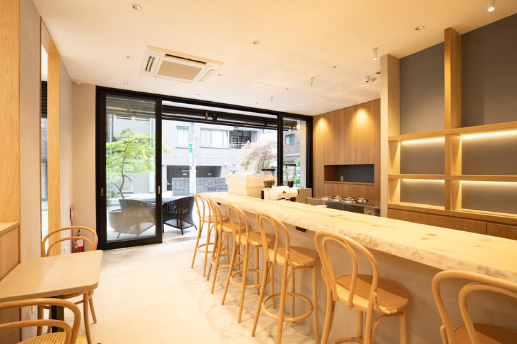 木のぬくもりが感じられる店内