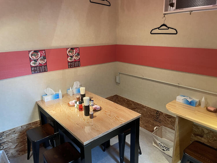 赤が差し色の店内◎