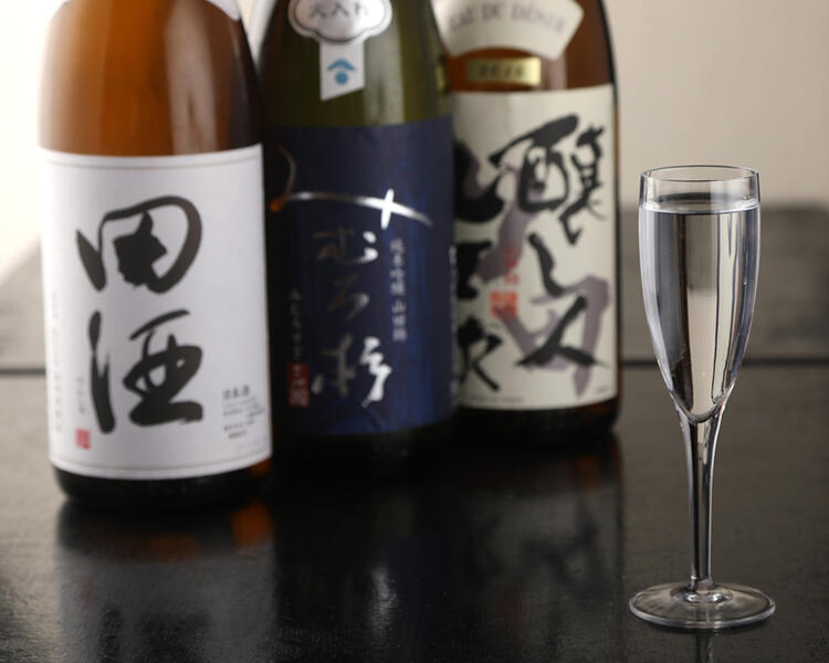 ワイングラスにて日本酒を提供