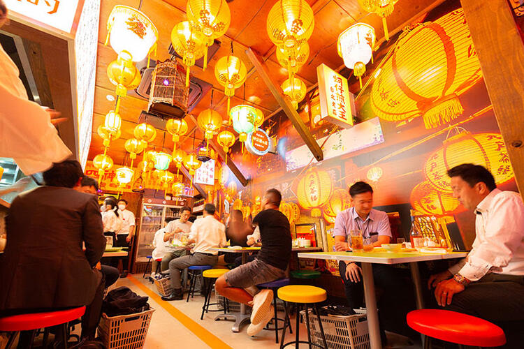 台湾屋台をイメージした店内