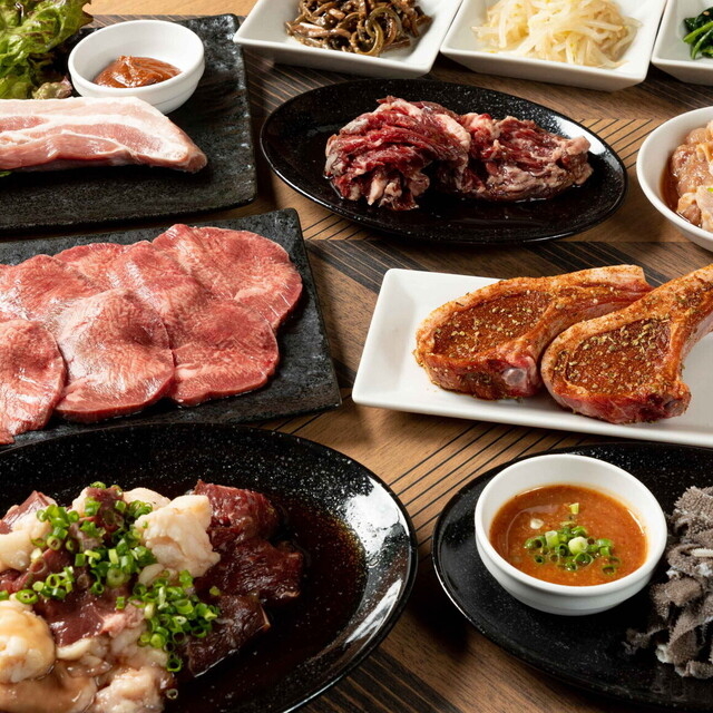 様々な肉料理を提供します!