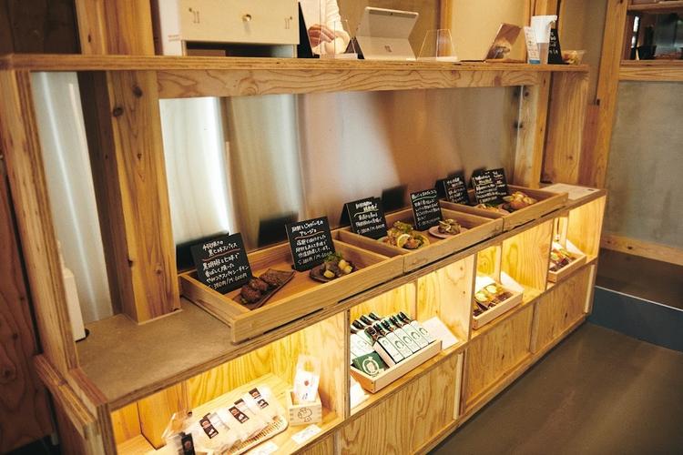手造りのデリを毎日十数種類、販売