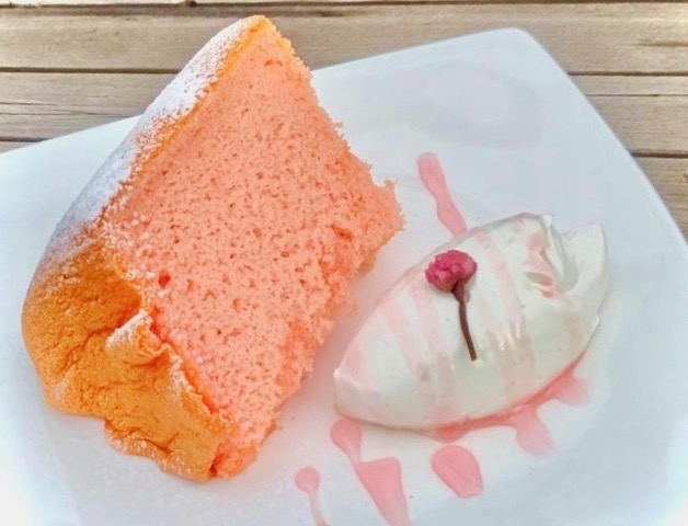 名物のスイーツ!桜のシフォンケーキ