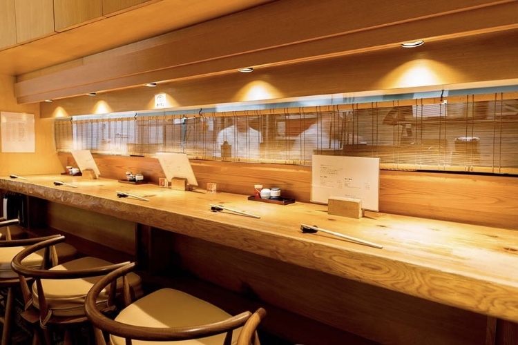 テーブル12席とカウンター5席店内
