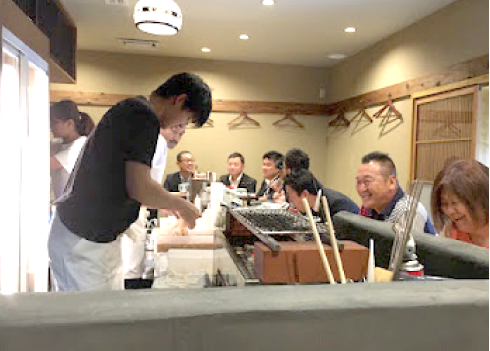 店内は賑やか◎笑顔溢れます※既存店画像