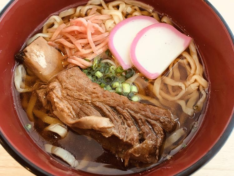 ソーキそばの豚スペアリブはホロホロ柔らか