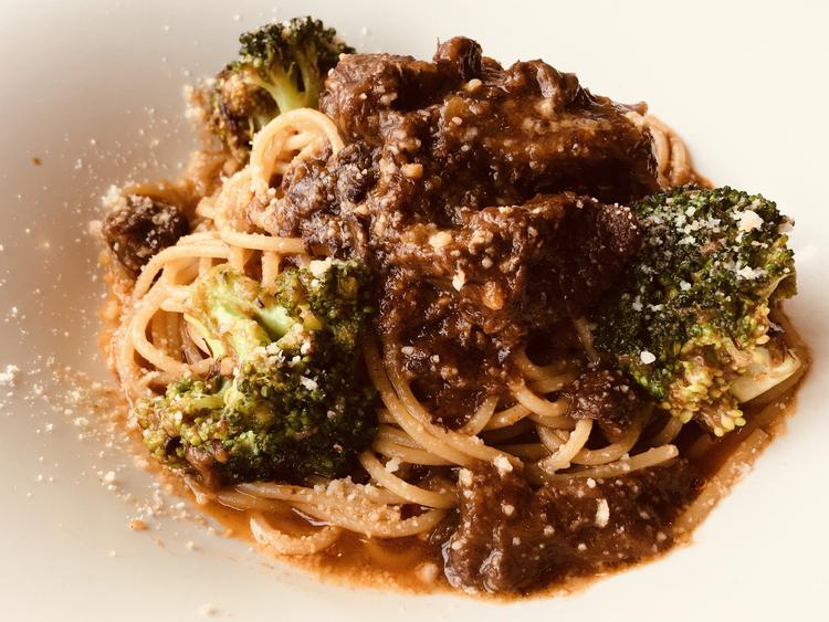 売れ筋No.1の牛すじ肉のラグーパスタ