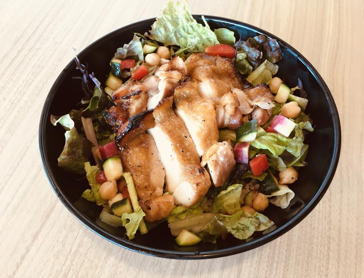 女性に大人気のローストチキンサラダ丼!