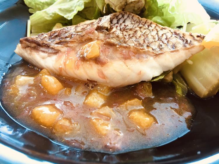 真鯛のポワレ柑橘ソースは売切れ必至